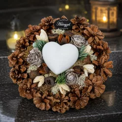 Természetes toboz alapú sírdísz 20 cm, fehér szívvel, „Hiányzol” táblával, zuzmóval és cédrusrózsával