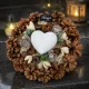 Természetes toboz alapú sírdísz 20 cm, fehér szívvel, „Hiányzol” táblával, zuzmóval és cédrusrózsával