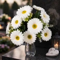 Fehér művirág gerbera csokor sírra, 12 fejes, zöld levelekkel, temetői vázában