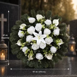Fekvő temetési koszorú 60 cm, fehér selyem rózsákkal, liliommal és kálákkal, fenyőalapon