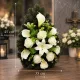 Álló, csepp alakú temetési koszorú 45 cm, fehér selyem rózsákkal, liliommal és kálákkal, műfenyő alapon