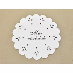   Díszes "Már vártalak" tábla koszorúra fehér 18cm