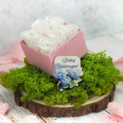   Rózsaszín doboz fehér szappanrózsával Boldog születésnapot kék