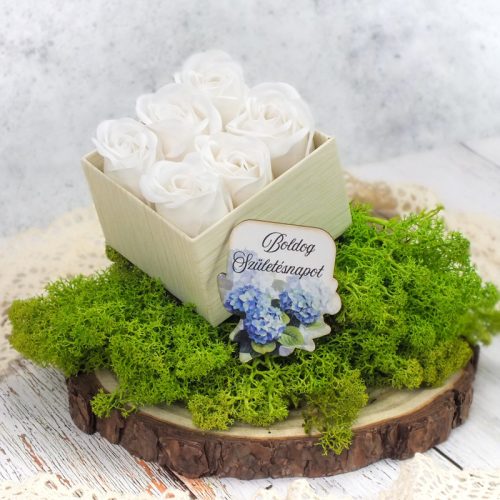 Bézs doboz fehér szappanrózsával Boldog születésnapot kék