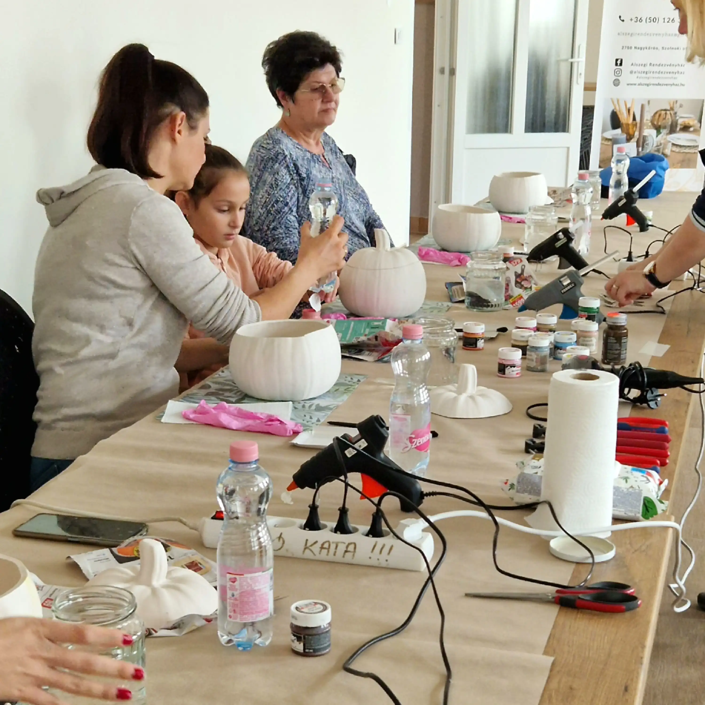 három generáció együtt dekorál