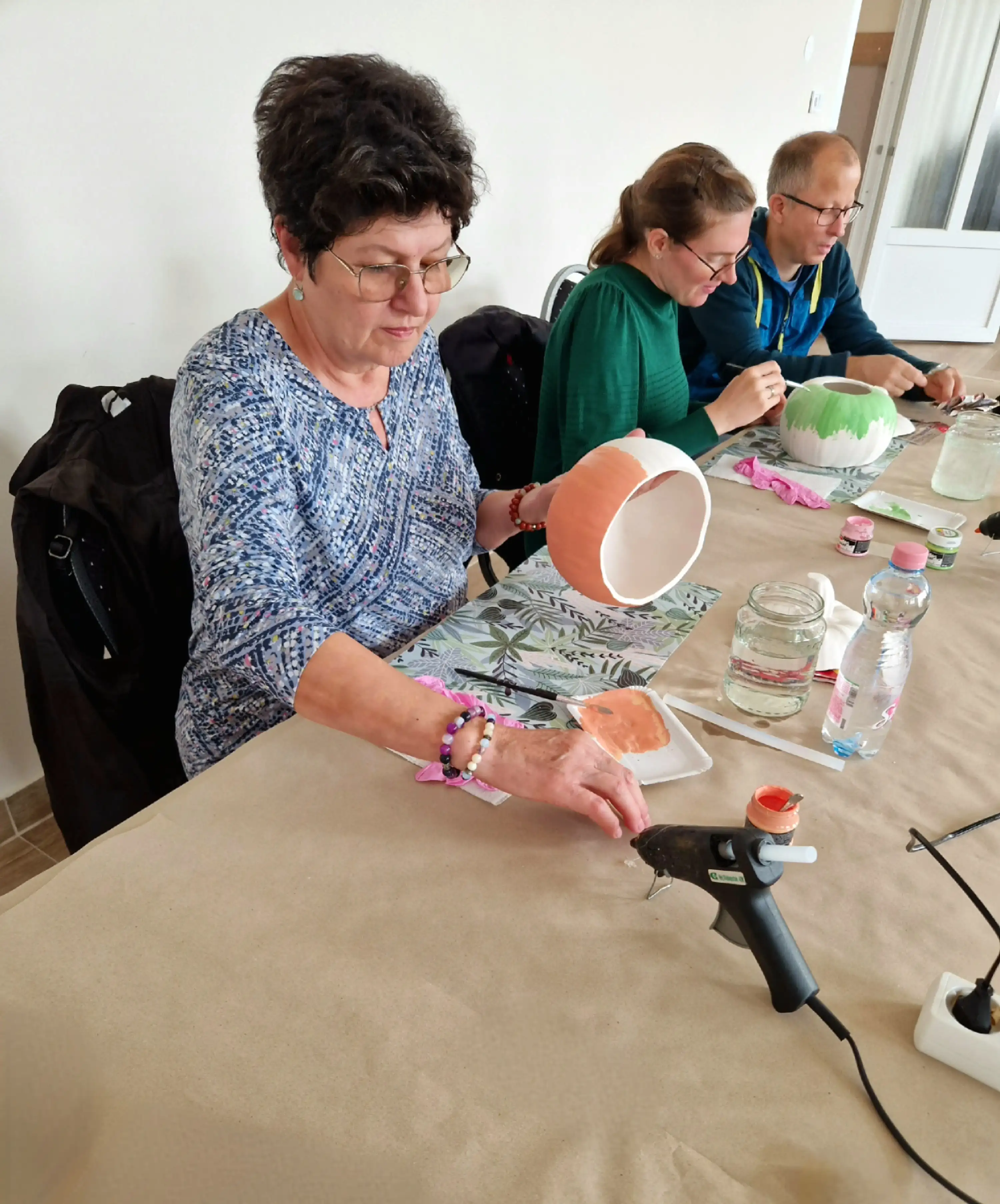 papírmasé tökök félig elkészültek