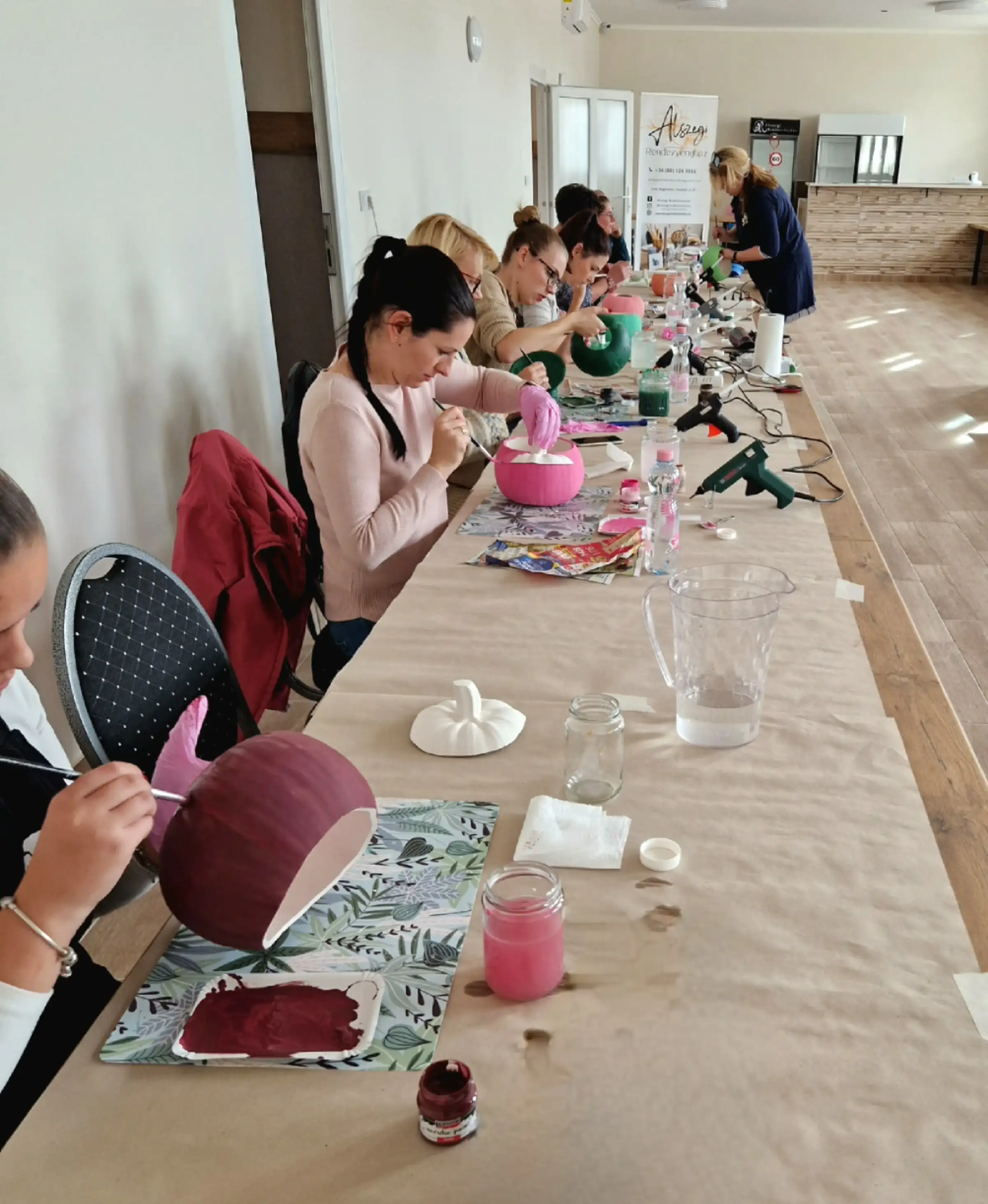 dekorláló emberek a hosszú asztal mentén