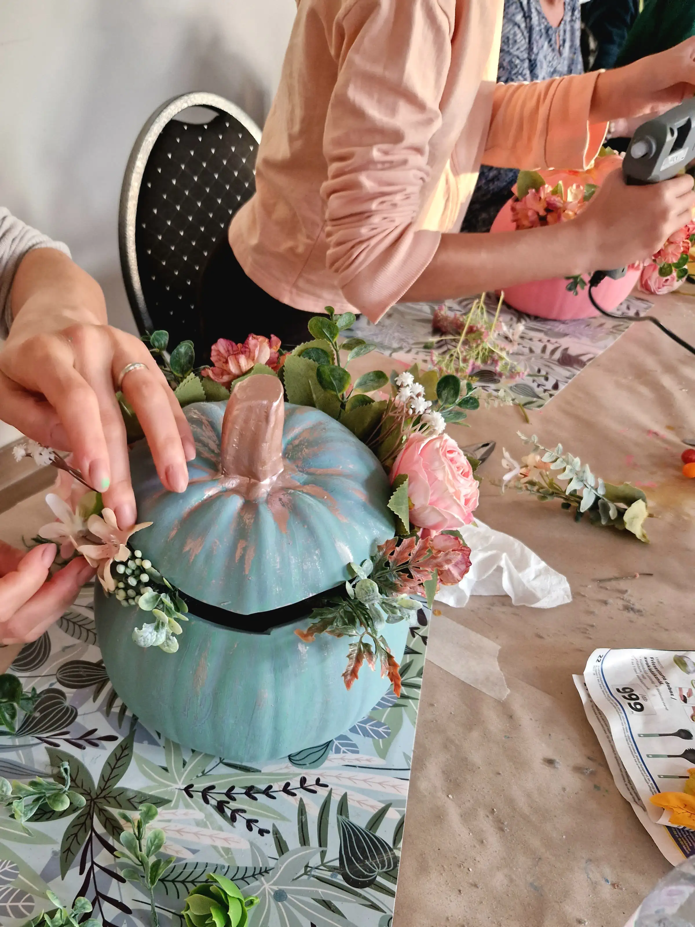 papírtök virágokkal