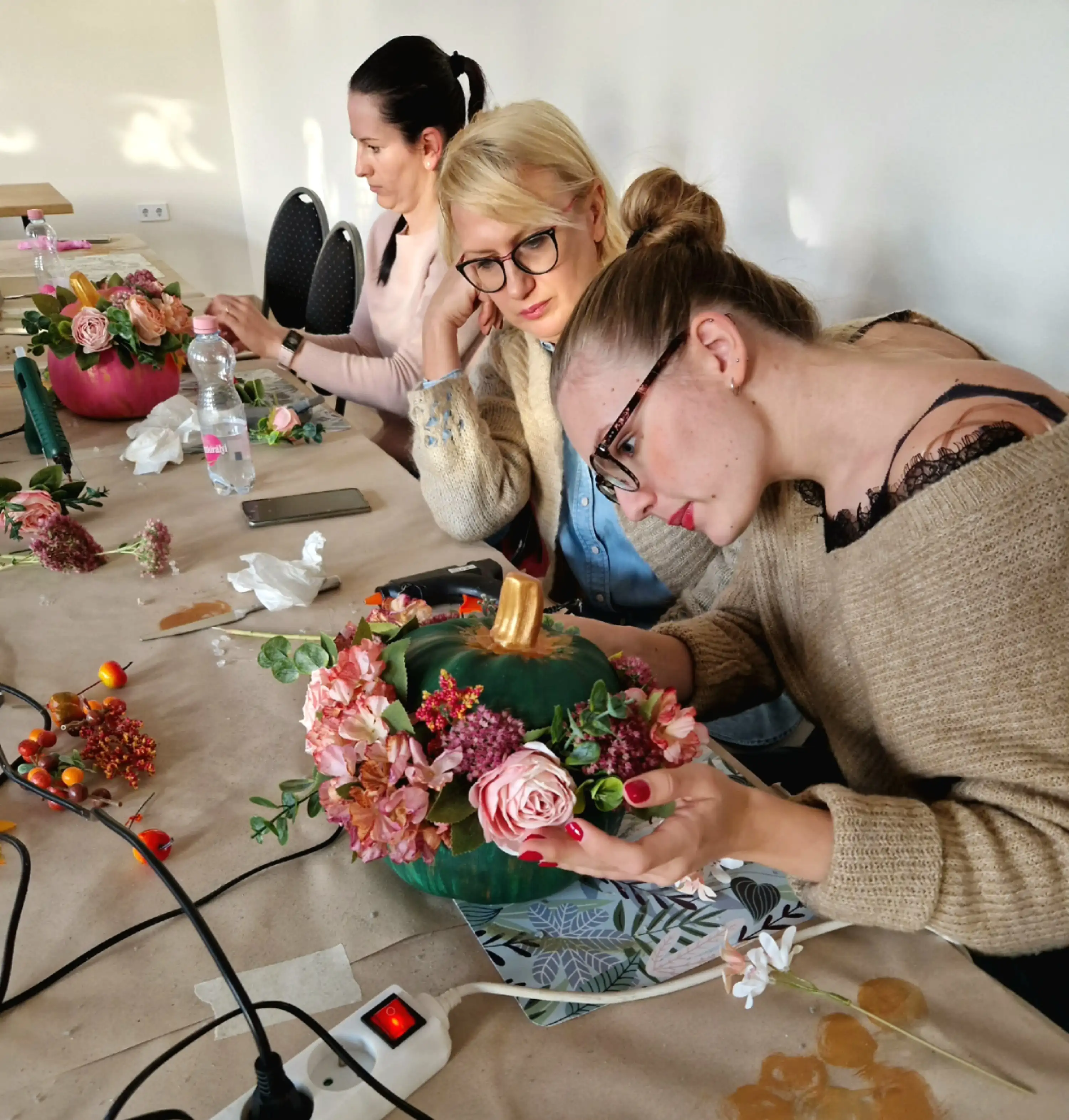 zöld papírtök őszi dekoráció virágokkal