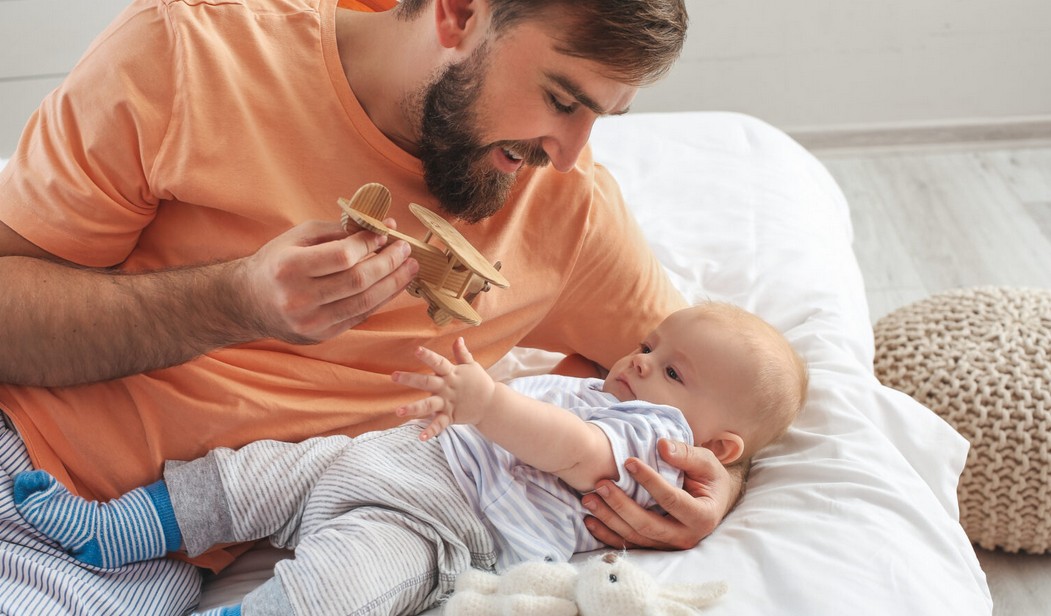 baba látja a dekorációkat játlkokat
