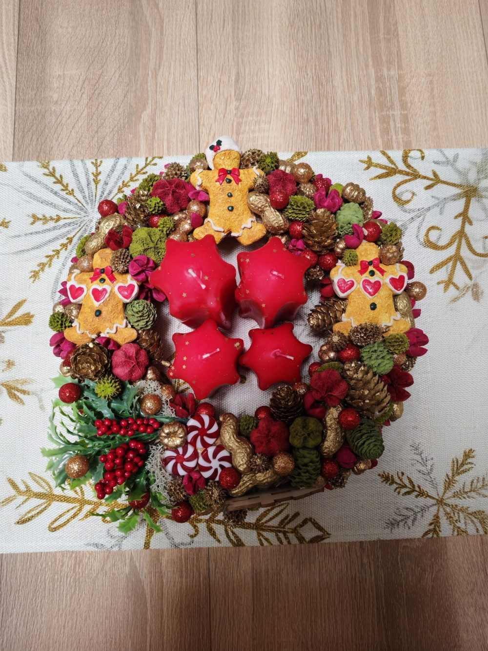   Téli dekoráció - Karácsonyi Mézeskalácsos DIY Ajtókoszorú - Csinál Magad Csomag
