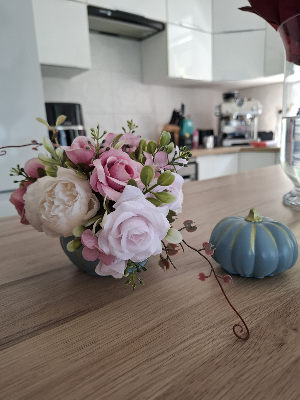   Őszi Romantika DIY – Türkiz Kerámia Tök Púderrózsaszín Rózsákkal (kis tökkel is rendelhető)
