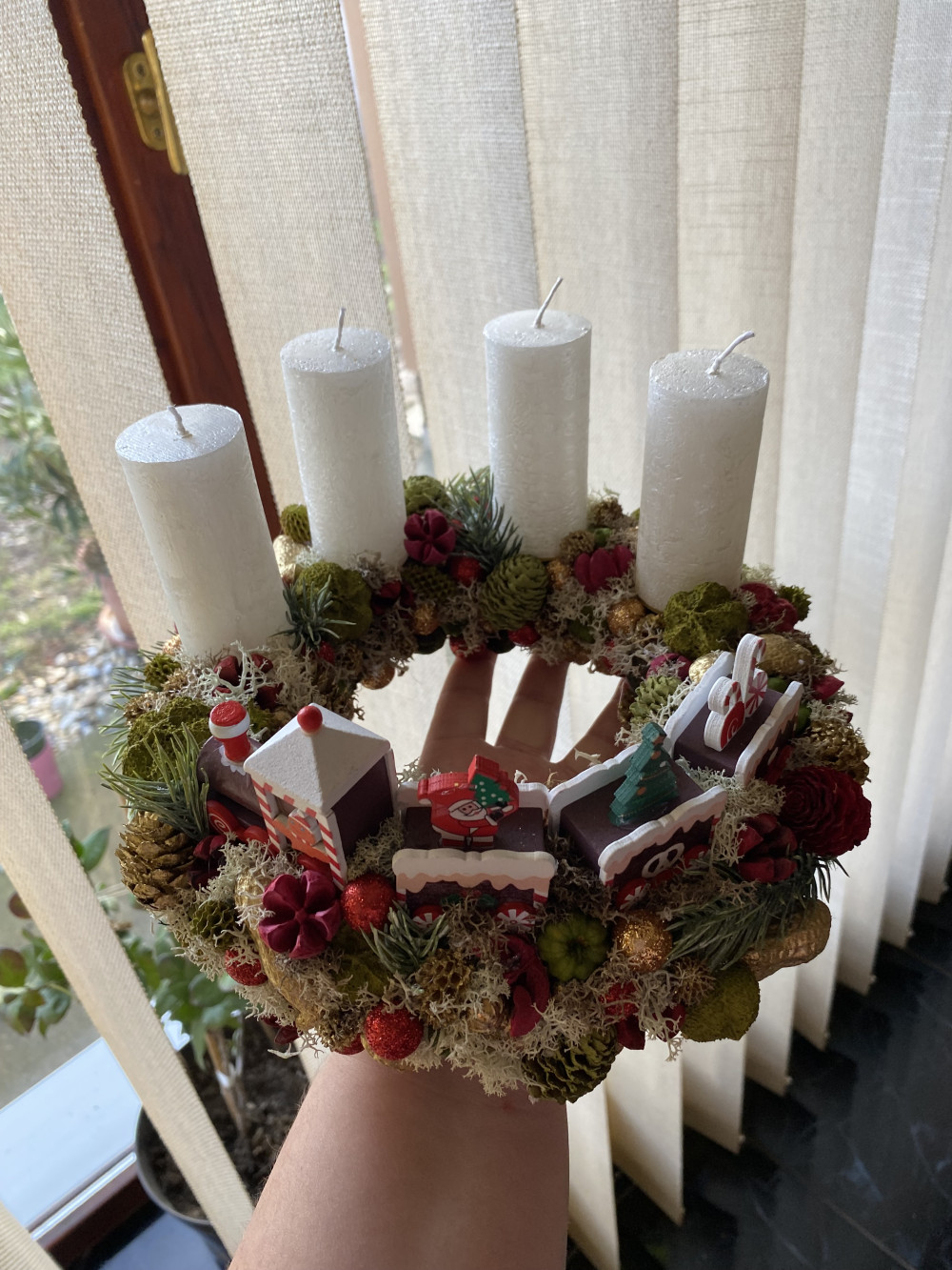   Karácsonyi DIY adventi gyertya koszorú – Mézeskalács vonatos dísz, 20 cm-es alap
