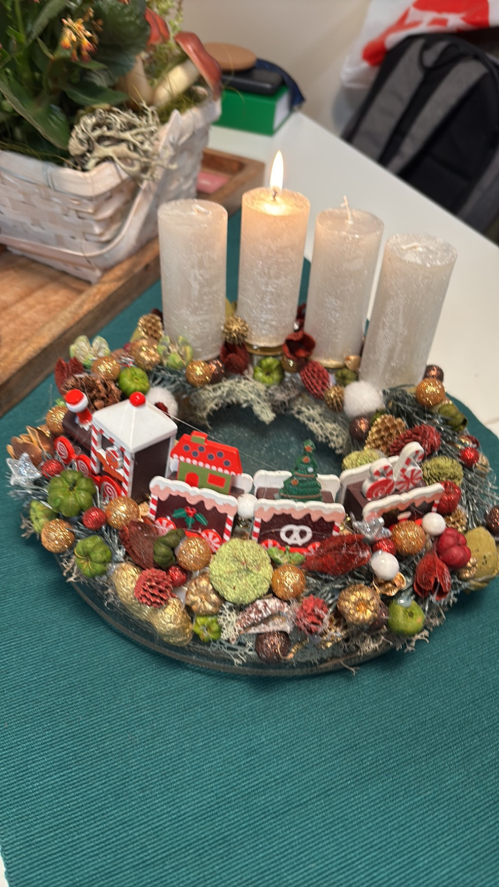   Karácsonyi DIY adventi gyertya koszorú – Mézeskalács vonatos dísz, 20 cm-es alap
