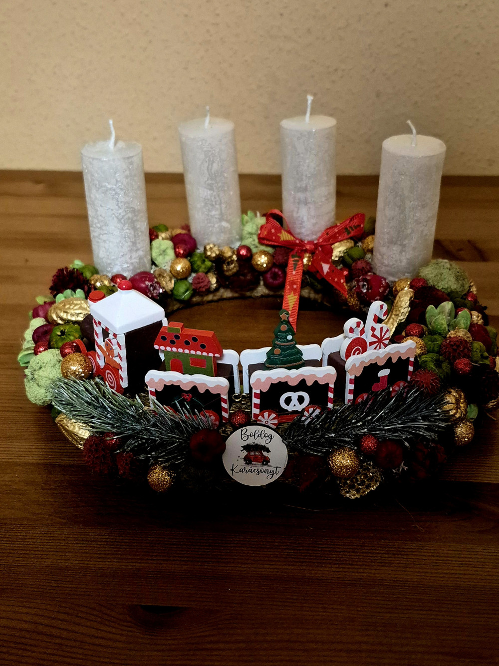   Karácsonyi DIY adventi gyertya koszorú – Mézeskalács vonatos dísz, 20 cm-es alap
