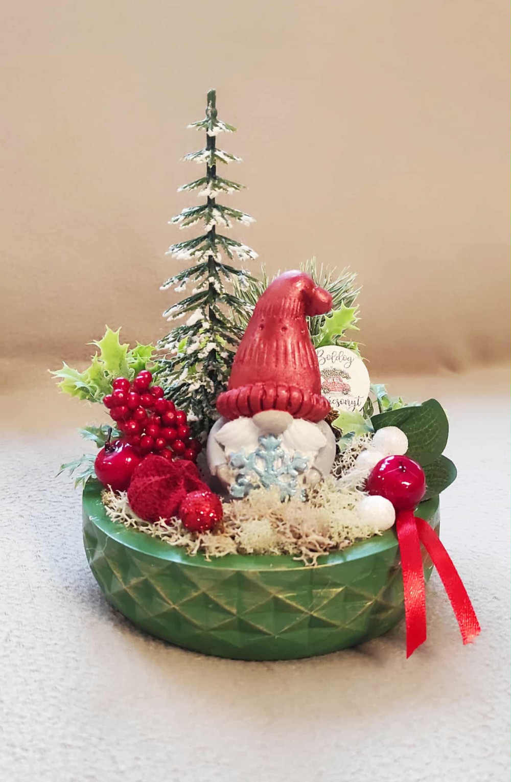   Karácsonyi DIY csomag – Piros sapkás manó „Boldog Karácsonyt” dísz (14 cm)

