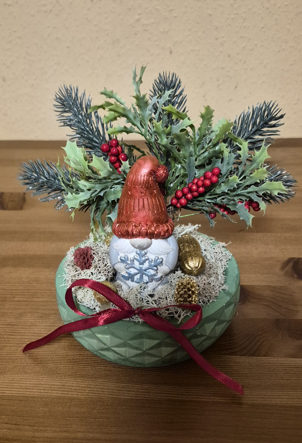   Karácsonyi DIY csomag – Piros sapkás manó „Boldog Karácsonyt” dísz (14 cm)
